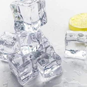 100 прозрачни цветни фалшиви форми за кубчета лед, имитира реалистичен външен вид на лед, който е необходим реквизит на площ от 1,8 см