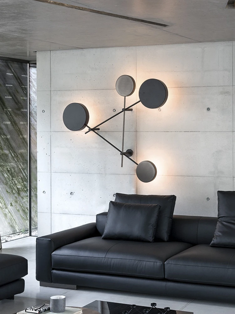 Стенен лампа в скандинавски стил, хол в постмодерния минималистичном стил, една творческа и специална декорация, фон, с монтиран на стената лампа за модел стая