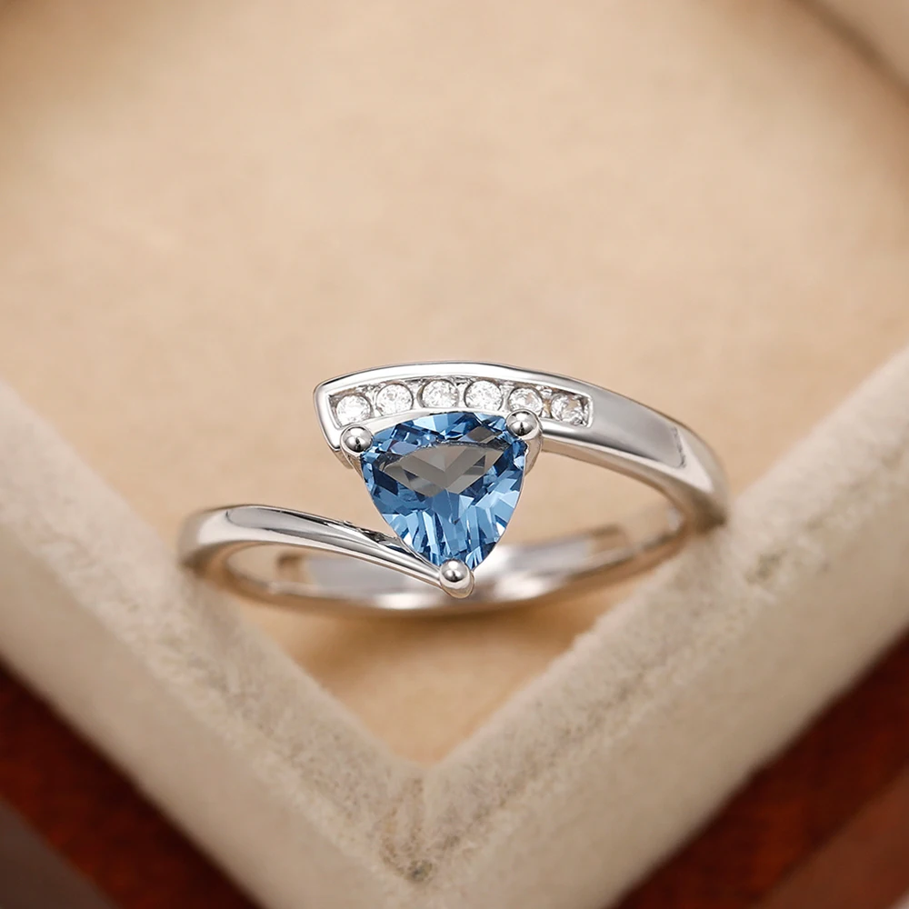 Модни Луксозни дамски пръстени ангажимент Huitan с триъгълен синьо кубическим цирконием сребърен цвят, годежен пръстен, бижута за годеж, Anillos