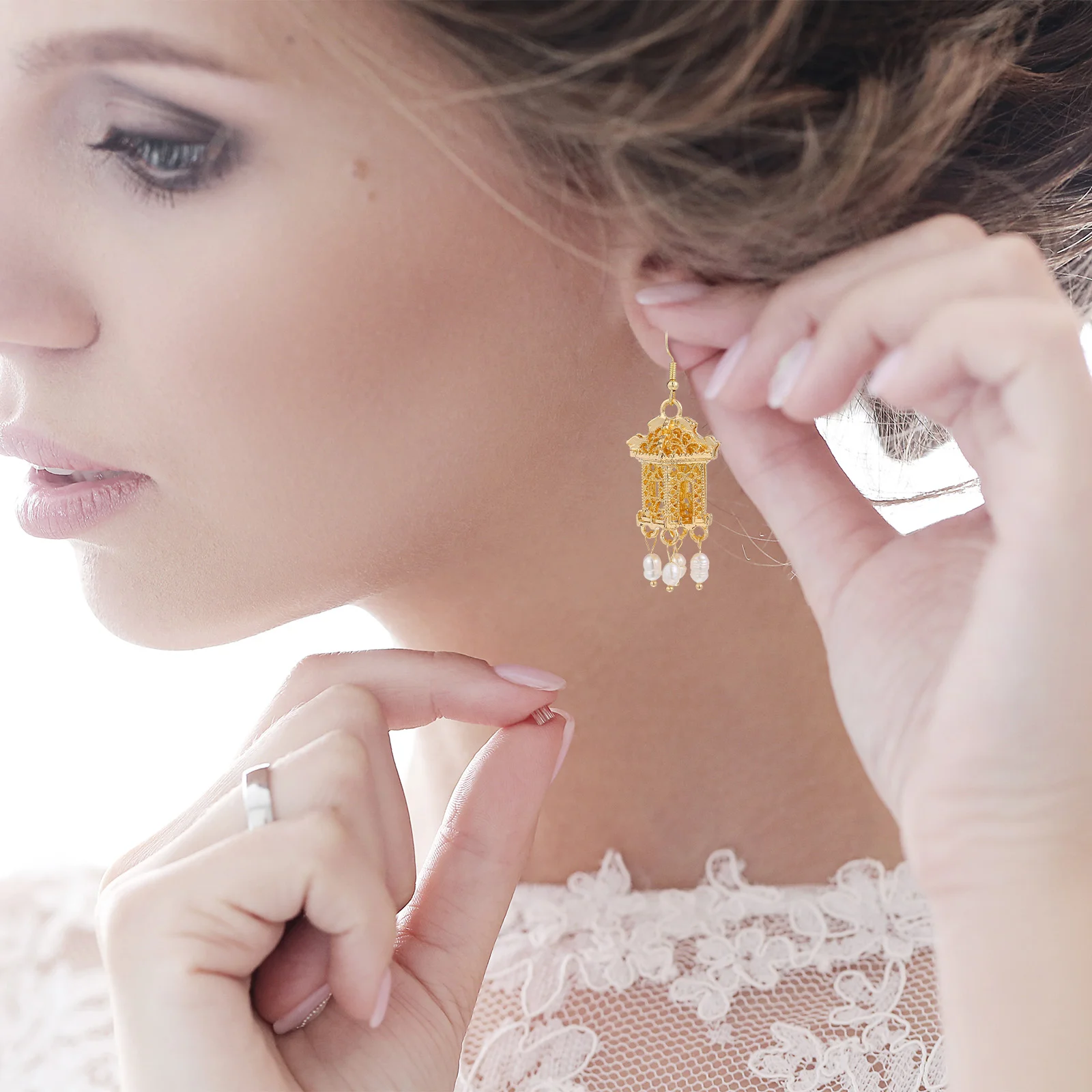 1 чифт романтични обици Специална пискюл за уши Модни окачване за уши Женски украшения за уши Златни
