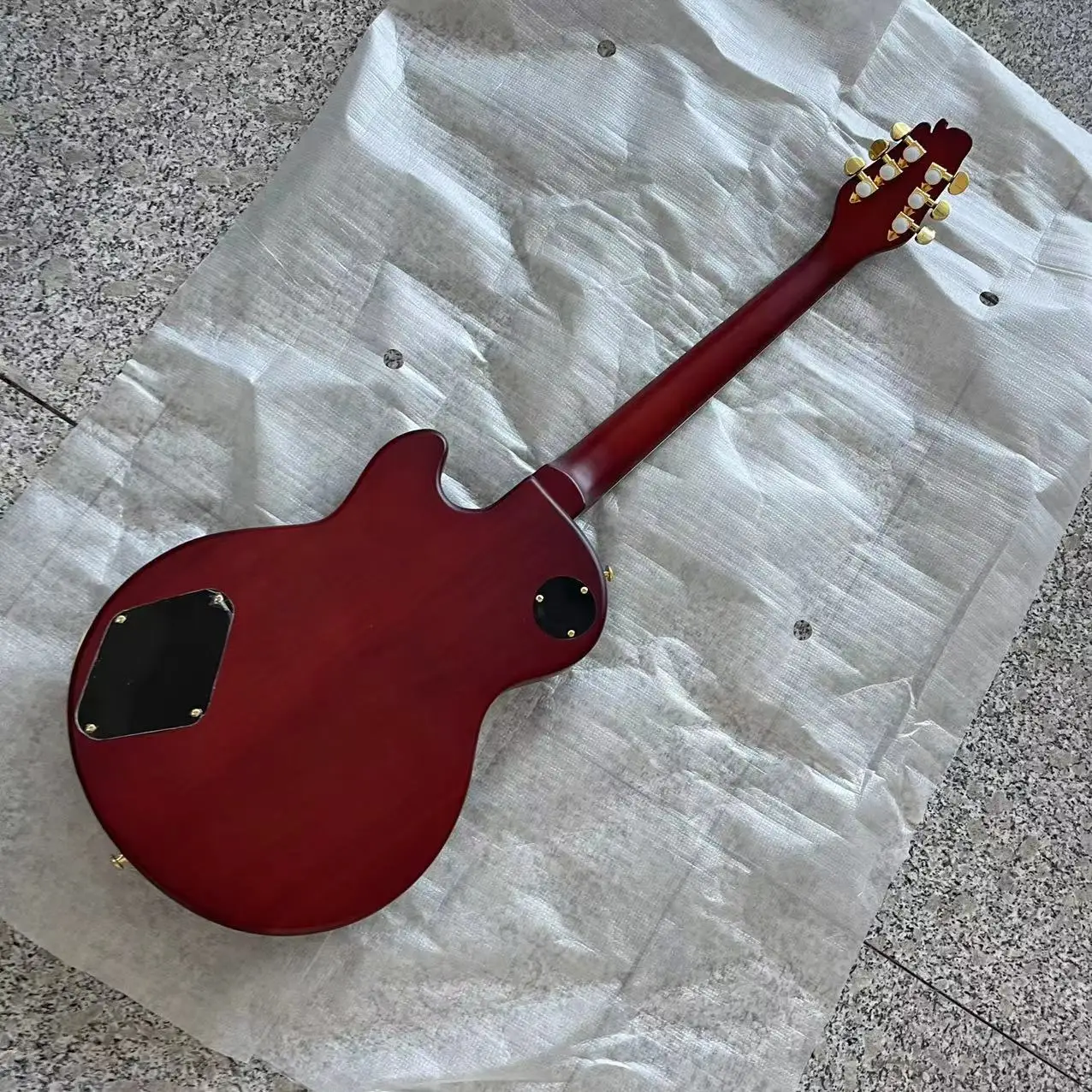 Резбовани електрическа китара във формата на змия, мат нитроцеллюлозная боя, реалното изображение на доставка, срок на доставка 30 дни, може да бъде променено