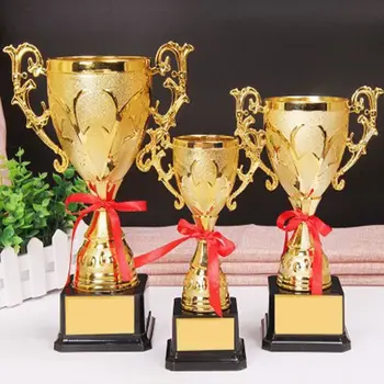 Детски златни трофеи Пластмасови модели на Училищни наградата аксесоари Награда за победител в конкурса за играчки Футболни теми Сувенири