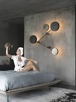 Стенен лампа в скандинавски стил, хол в постмодерния минималистичном стил, една творческа и специална декорация, фон, с монтиран на стената лампа за модел стая